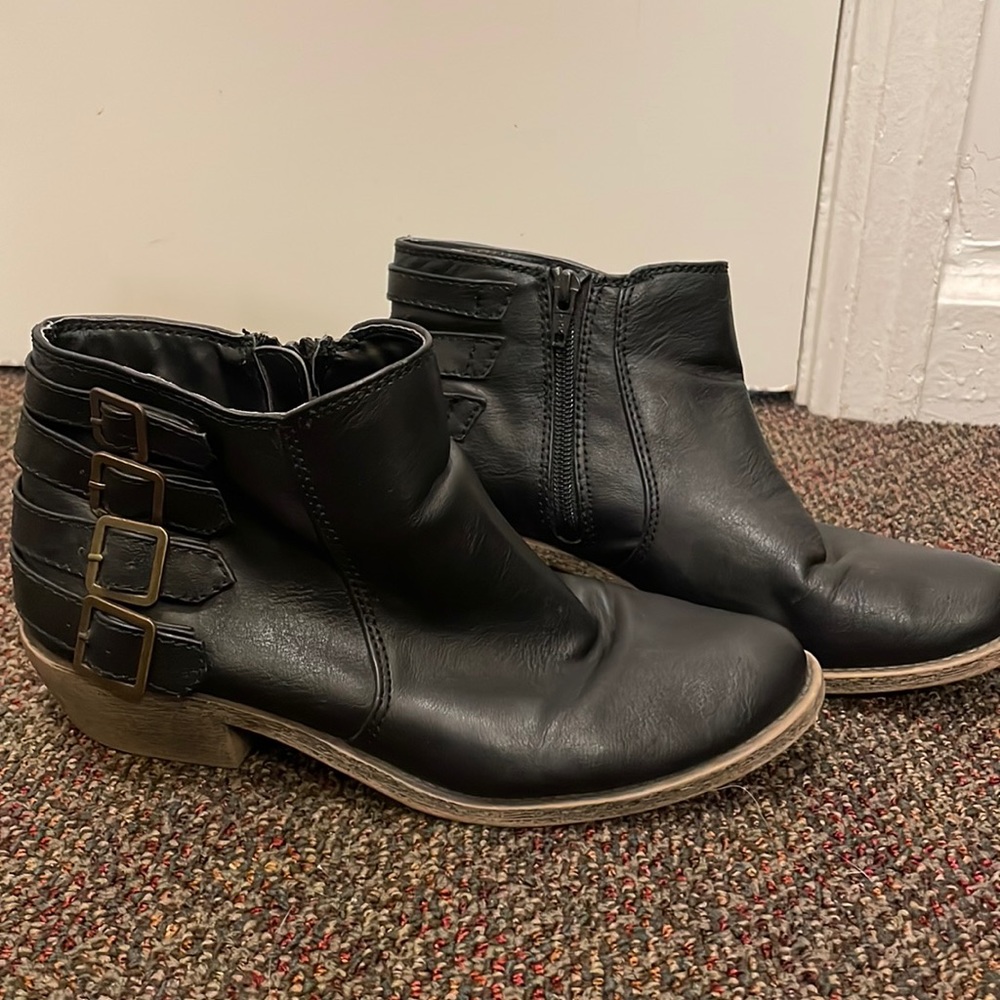 American Eagle Outfitters Black Buckled Ankle Booties With Zipper